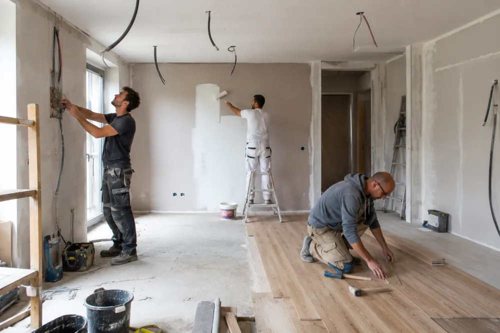 Équipe d'artisans du bâtiment en chantier